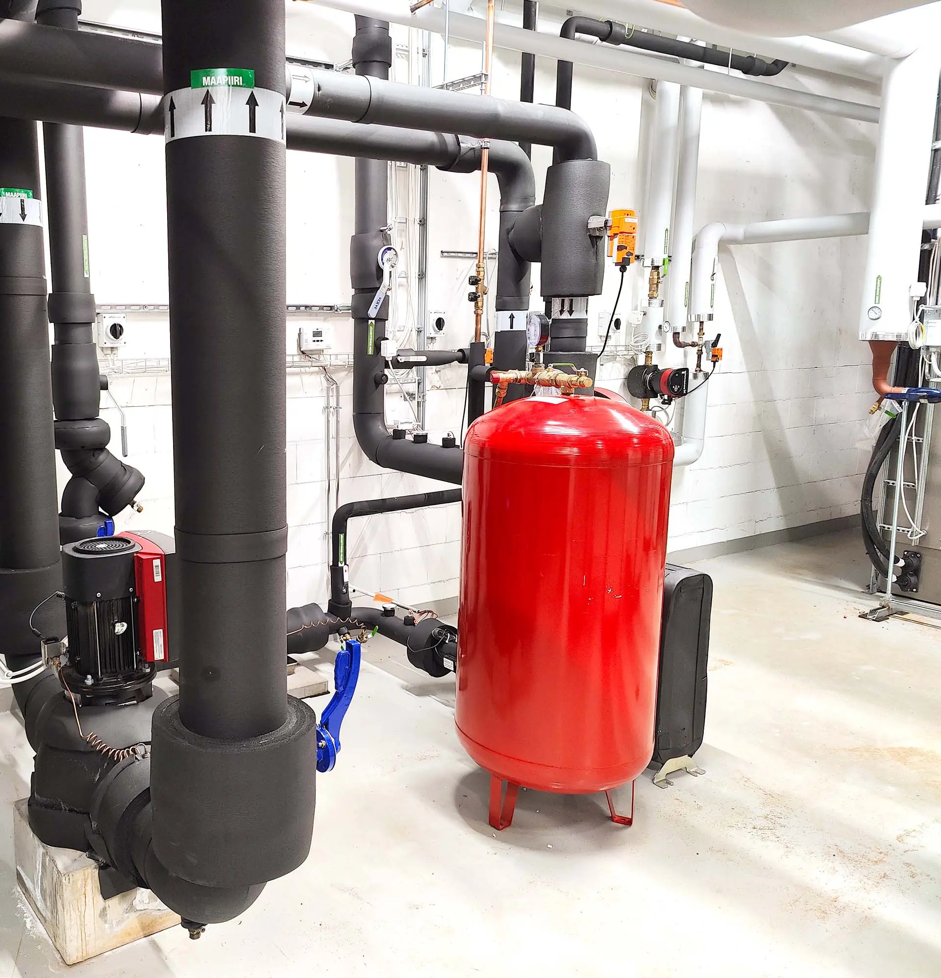 Maalämpö laitteistoa